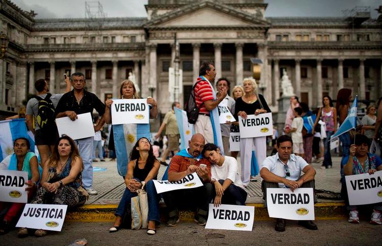 Tavshed. Almindelige argentinere i tusindvis har krævet og kræver fortsat at få nogle svar om rigs advokat Alberto Nisman og hans mystiske og pludselige død, da han blev fundet skudt, netop som han var klar til at bede om at få præsidenten arresteret. 