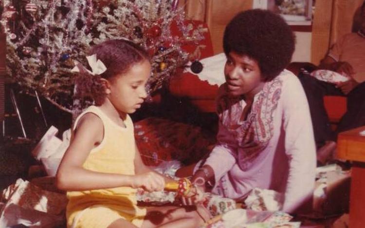 Julevarme. Maria Bramsen, som netop er draget på turne med Anne Dorte Michelsen, holdt i 1970 jul hos mormor i Barbados. Her pakker hun gaver ud sammen med mor Cynthia 25. december. 