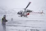Ulykke. En redningshelikopter på arbejde i lørdags, hvor fem skiløbere blev ramt af en lavine i et område ved grænsen mellem Schweiz og Italien. 