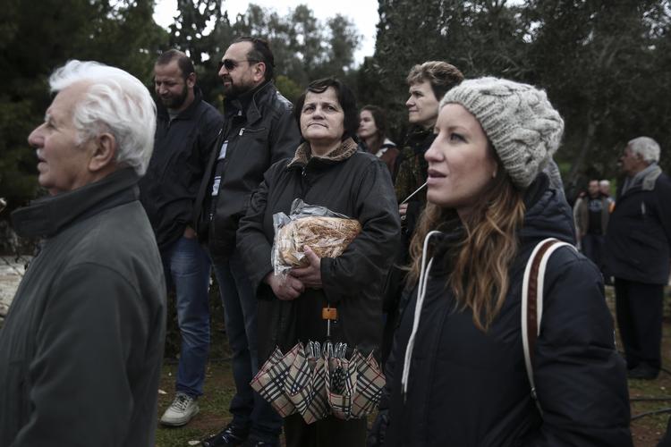 spænding. I dag kan grækerne sandsynligvis få at vide, hvordan deres nye regering mener, at landet kan opfylde reformkravet til landets økonomi, og hvordan det vil påvirke dem. 