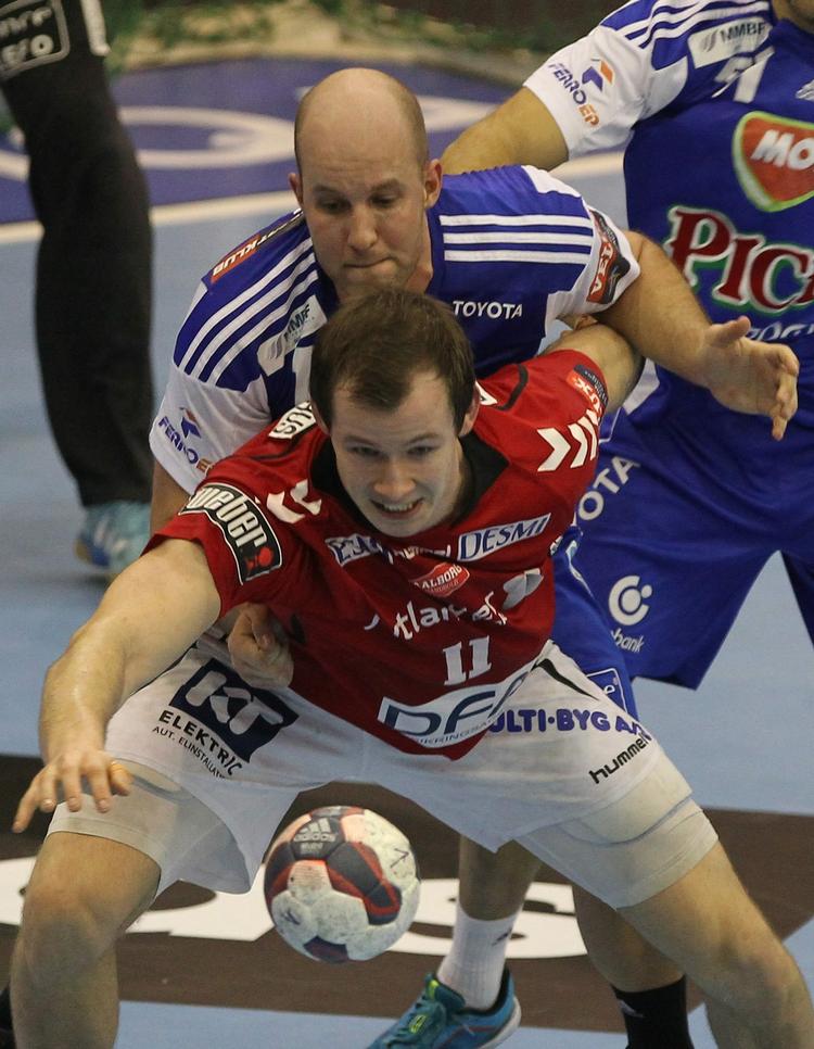 VIDERE. Efter søndagens 23-23 ude mod Pick Szeged fik Aalborg og Simon Hald Jensen (forrest) i dag udbytte af det ene point, da der blev trukket lod til ottendedelsfinalerne. 