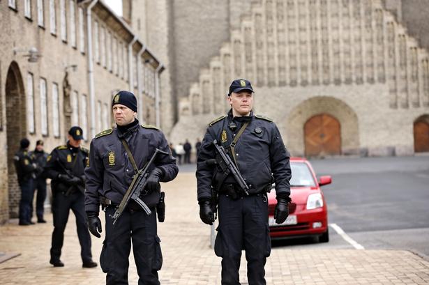 Betjentene passer godt på deltagerne ved bisættelsen. 