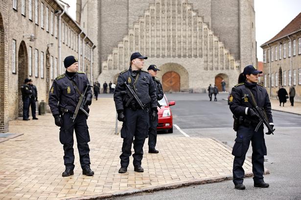 Hele vejen op til Grundtvigs Kirke i det københavnske nordvestkvarter var spærret af, mens politiet bevogtede kirken. 