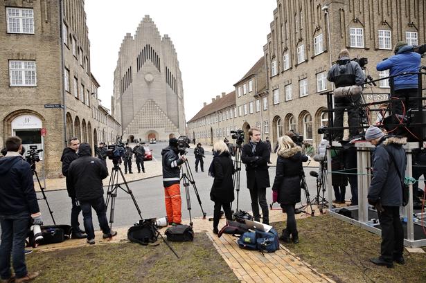 Bisættelse af Finn Nørgaard fra Grundtvigs Kirke i København. Pressen var mødt talstærkt op. 
