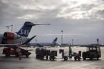 Afsted. SAS Ground Handlings personale har efter tre timers arbejdsnedlæggelse igang taget arbejdshandskerne på. Men flytrafikken er ramt resten af dagen. 