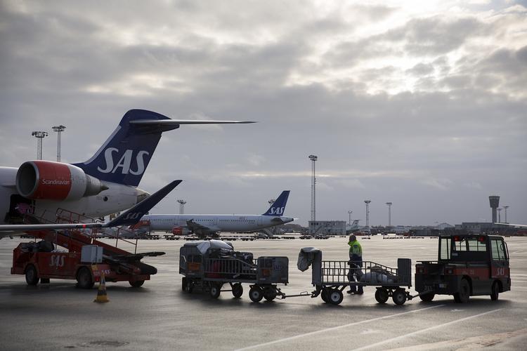 Afsted. SAS Ground Handlings personale har efter tre timers arbejdsnedlæggelse igang taget arbejdshandskerne på. Men flytrafikken er ramt resten af dagen. 
