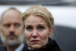 Statsminister Helle Thorning-Schmidt deltog i bisættelsen. Hun har siden terrorangrebet opfordret til, at danskerne står sammen og ikke lader sig kue af terroristerne. 