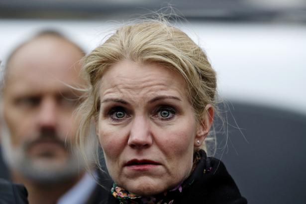 Statsminister Helle Thorning-Schmidt deltog i bisættelsen. Hun har siden terrorangrebet opfordret til, at danskerne står sammen og ikke lader sig kue af terroristerne. 