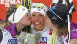 MEDALJER. Guldvinderen Charlotte Kalla får sølvkys af Jessica Diggins (tv.) og bronzekys af Caitlin Gregg (th.). 