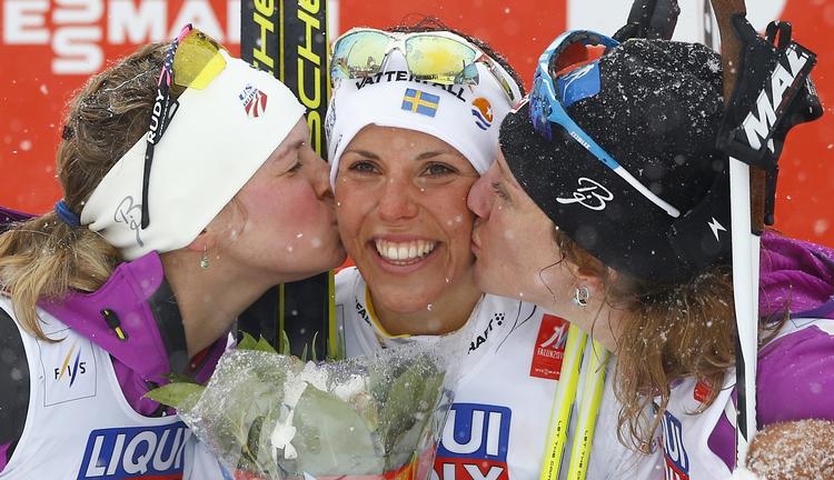 MEDALJER. Guldvinderen Charlotte Kalla får sølvkys af Jessica Diggins (tv.) og bronzekys af Caitlin Gregg (th.). 