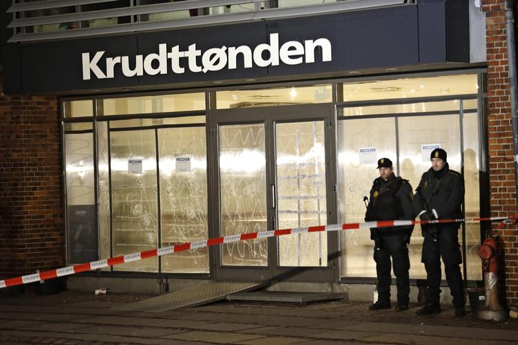 Terror. Gerningsmandenden forsøgte at komme ind ad bagdøren, inden han skød gennem ruderne på Krudttønden. 