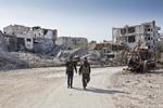 KONFLIKT. Kurdere spadserer gennem den sønderskudte by Kobane efter at den blev befriet fra den sunnimuslimske terrormilits Islamisk Stats belejring. Krigen i Syrien fylder meget i Amnesty Internationals årsrapport. 