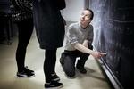 Prisvinder. Sidste års gymnasievinder, Henning Afzelius, forklarer to elever, hvordan de skal lave en udregning i en fysiklektion på Nørre Gymnasium i Brønshøj. 