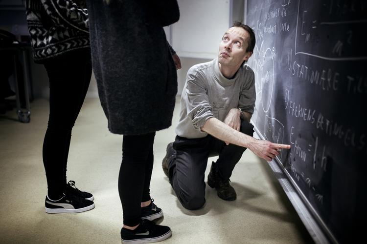 Prisvinder. Sidste års gymnasievinder, Henning Afzelius, forklarer to elever, hvordan de skal lave en udregning i en fysiklektion på Nørre Gymnasium i Brønshøj. 