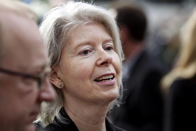 bånd-manøvre. Ane Uggla er formand for det holding selskab, som overtager Danske Bank-aktierne. Hun siger, at manøvren fastholder de historiske bånd mellem virksomheden og banken. 
