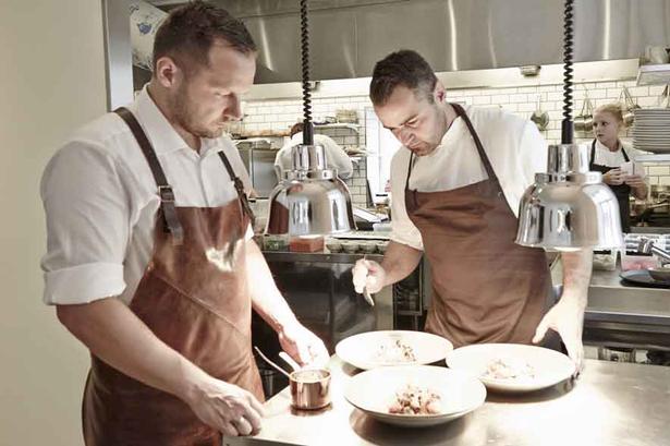 Fokus. Efter kun et halvt år med åbent-skiltet vendt ud mod gaden, er det noget af kraftpræstation af Restaurant Gastromé, at de er at finde i michelinguiden med en stjerne.»Jeg tror aldrig, jeg er blevet så overrasket i mit liv. Det summer i hele min krop. Jeg er helt varm inden i«, siger William Jørgensen, kok på Gastromé. 