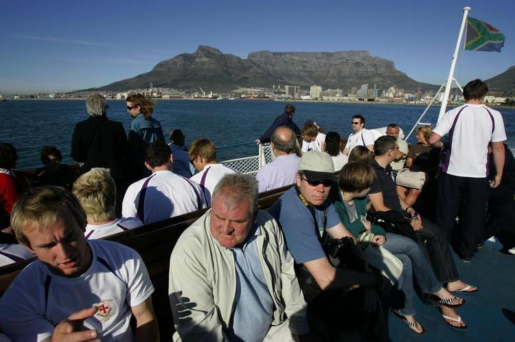 Besøg. Turister på vej til Robben Island, hvor Nelson Mandela sad fængslet. Øen er blevet en turistattraktion, men arrangører er ikke tilfredse med forholdene og tøver med at sende turister dertil. 