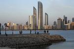 Vokseværk. Det går stærkt i en række mellemøstlige byer, som Abu Dhabi, der er hovedstad i emiratet med samme navn. Selv om Abu Dhabi ikke slår Dubai i at have det største antal høje bygninger, har den ikoniske bygninger som Etihad Towers (i midten af billedet) 