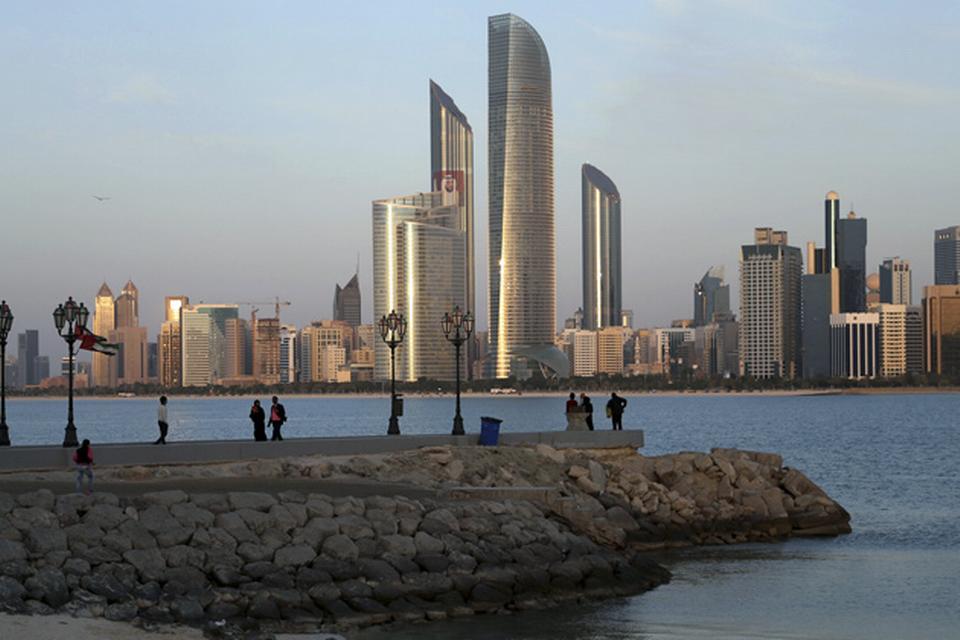 Vokseværk. Det går stærkt i en række mellemøstlige byer, som Abu Dhabi, der er hovedstad i emiratet med samme navn. Selv om Abu Dhabi ikke slår Dubai i at have det største antal høje bygninger, har den ikoniske bygninger som Etihad Towers (i midten af billedet) 