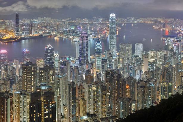 Finansmekka. Hongkong har over 100 bygninger der er over 180 meter høje, og en lang række bygninger er ved at blive bygget. Her er en by med en skyline, der er blandt de bedste i verden. 