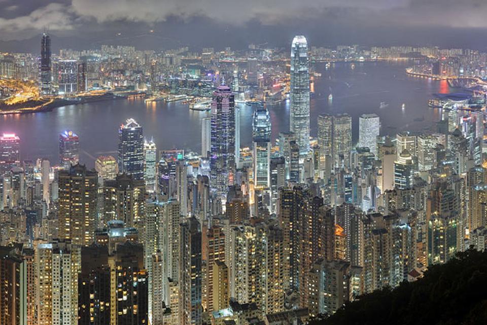 Finansmekka. Hongkong har over 100 bygninger der er over 180 meter høje, og en lang række bygninger er ved at blive bygget. Her er en by med en skyline, der er blandt de bedste i verden. 