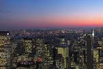 FORFADER. Den amerikanske storby New York City vil af mange nok betegnes som 'forfaderen' til alle berømte skylines. th. ses Empire State Building, der i næsten 40 år fra 1931 til slutningen af 1970 var verdens højeste bygning. 