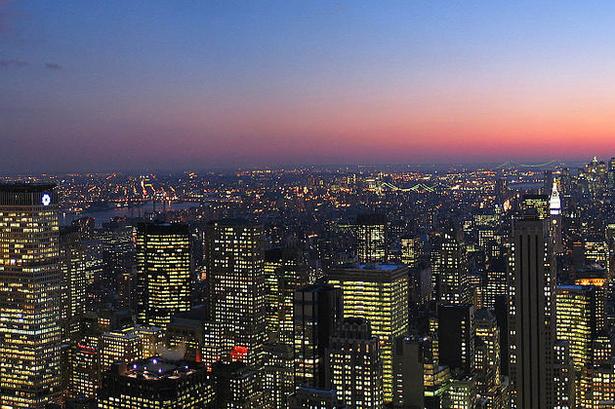 FORFADER. Den amerikanske storby New York City vil af mange nok betegnes som 'forfaderen' til alle berømte skylines. th. ses Empire State Building, der i næsten 40 år fra 1931 til slutningen af 1970 var verdens højeste bygning. 