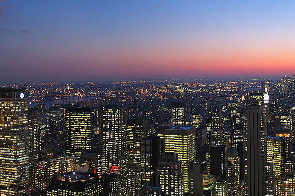 FORFADER. Den amerikanske storby New York City vil af mange nok betegnes som 'forfaderen' til alle berømte skylines. th. ses Empire State Building, der i næsten 40 år fra 1931 til slutningen af 1970 var verdens højeste bygning. 