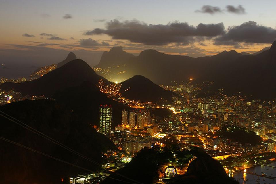 Charme. Atlanterhavskyst, bløde bjergvægge  og den ikoniske Kristus figur. Rio De Janeiro har ikke voldsomt mange skyskrabere, men et flot syn er den alligevel. 