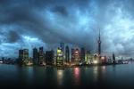 PERLETÅRNET. Fra Shanghais gamle bydel er der udsigt til den helt nye bydel 'Pudong', der huser mange høje bygninger, samt det karakteristiske udsigtstårn 'Oriental Pearl Tower'. 