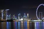 SVØMMEUDSIGT. Marina Bay Sands komplekset i Singapore (til venstre i billedet) huser både et hotel, et casino og et underholdningscenter. På toppen findes en stor pool, som du kan købe adgang til, hvis ikke du bor på hotellet. Her kan du svømme rundt med den bedste udsigt over byen. 