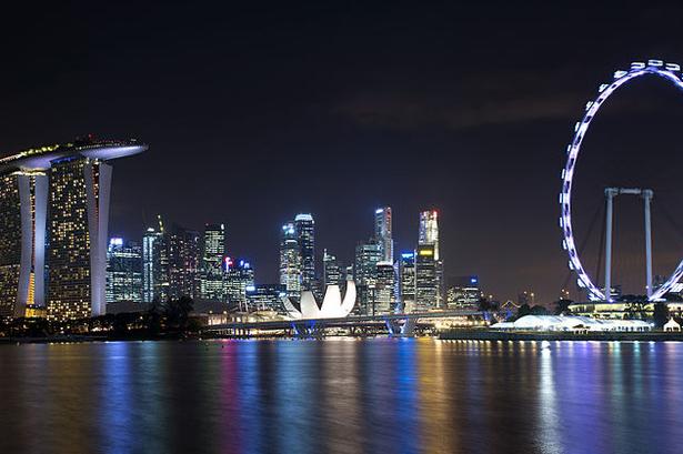 SVØMMEUDSIGT. Marina Bay Sands komplekset i Singapore (til venstre i billedet) huser både et hotel, et casino og et underholdningscenter. På toppen findes en stor pool, som du kan købe adgang til, hvis ikke du bor på hotellet. Her kan du svømme rundt med den bedste udsigt over byen. 