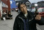Alkohol. Grønlænderen Christian Poulsen får sig her ved en tidligere lejlighed en øl foran Brugsen i Nuuk. Ifølge et nyt studie tåler han den lige så godt - eller dårligt - som danskere gør. 