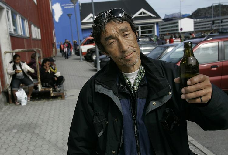 Alkohol. Grønlænderen Christian Poulsen får sig her ved en tidligere lejlighed en øl foran Brugsen i Nuuk. Ifølge et nyt studie tåler han den lige så godt - eller dårligt - som danskere gør. 