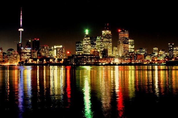 MIDDAGSTUR. Den canadiske by Toronto har også et bemærkelsesværdigt udsigtstårn - det 553 meter høje CN Tower. I tårnets 'kugle' ligger en restaurant, hvori du kan sidde og spise, mens restauranten drejer rundt, og du dermed under en middag får udsigt over hele byen. 