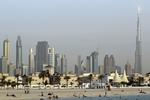 TOPPEN. Siden januar 2010 har verdens højeste bygning, Burj Khalifa, befundet sig i det arabiske emirat Dubai. Med sine 828 meter kommer ingen andre i nærheden af. Og tårnet stikker da også op over alt andet i det flade ørkenland. FOTO: Kamran Jebreili/AP 