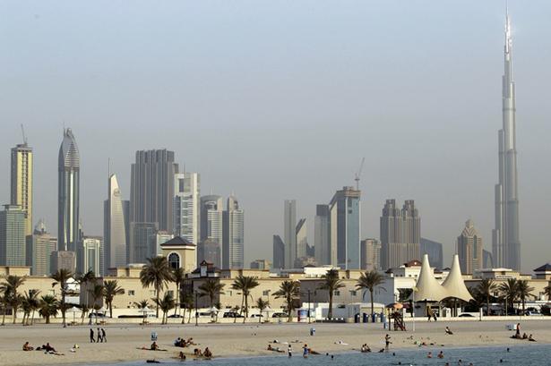 TOPPEN. Siden januar 2010 har verdens højeste bygning, Burj Khalifa, befundet sig i det arabiske emirat Dubai. Med sine 828 meter kommer ingen andre i nærheden af. Og tårnet stikker da også op over alt andet i det flade ørkenland. FOTO: Kamran Jebreili/AP 