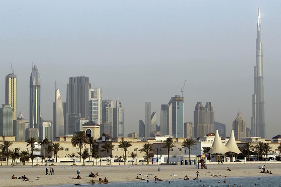 TOPPEN. Siden januar 2010 har verdens højeste bygning, Burj Khalifa, befundet sig i det arabiske emirat Dubai. Med sine 828 meter kommer ingen andre i nærheden af. Og tårnet stikker da også op over alt andet i det flade ørkenland. FOTO: Kamran Jebreili/AP 
