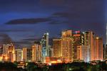TVILLINGER. De to tvillingetårne i Malaysias hovedstad, Petrona Towers, til højre i billedet, var med sine 452 meter høje verdens højeste bygninger fra 1998 til 2006. Sammen med Kuala Lumpur Tower (tv.) betegnes tvillingetårnene som byens vartegn. FOTO: Guyfrombronx/Wikimedia GNU Free Documentation License 
