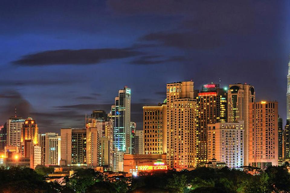 TVILLINGER. De to tvillingetårne i Malaysias hovedstad, Petrona Towers, til højre i billedet, var med sine 452 meter høje verdens højeste bygninger fra 1998 til 2006. Sammen med Kuala Lumpur Tower (tv.) betegnes tvillingetårnene som byens vartegn. FOTO: Guyfrombronx/Wikimedia GNU Free Documentation License 