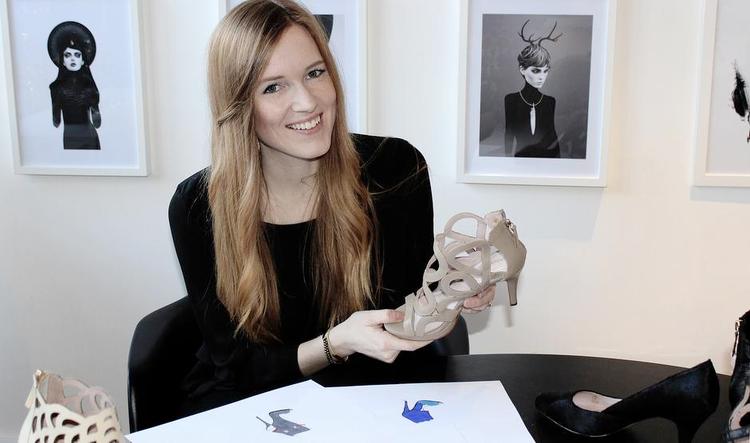 klip. Nanna Liv med en af sine modeller på kontoret i London. Inden hun kom så langt, måtte hun igennem en proces, der blandt andet indebar at klippe 76 par sko i stykker for at nærstudere deres design. 