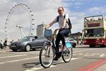 farezone. Londons 'Boris Bikes' findes i stort tal i centrum. Men der er mangel på sikre cykelstier som f.eks. her på Westminster Bridge. 