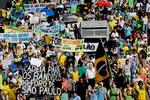 farvel. Skandalen omkring Petrobras har ført til store demonstrationer med krav om præsident Dilma Rousseffs afgang. 