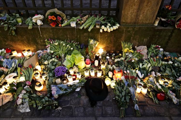 Terror. For en tid er det vigtigere, at vi viser, at politikere står sammen om vores værdier, end at vi er uenige om konkret politik, skriver Magnus Heunicke. 