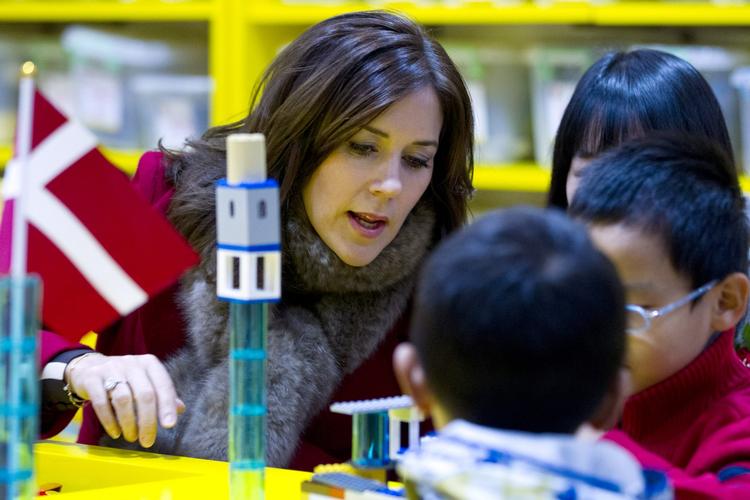 Royalt. Kronprinsesse Mary snakker med kinesiske børn i et Lego-udstillingsrum i Beijing i 2012. Lego har de seneste år kastet store kræfter efter ekspansion i Asien. 