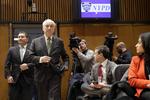 TERRORAFSLØRING. Politidirektør William 'Bill' Bratton ankommer sammen med FBI's lokale vicedirektør til et pressemøde i New York-politiets hovedkvarter efter anholdelserne af tre terrorsigtede. 