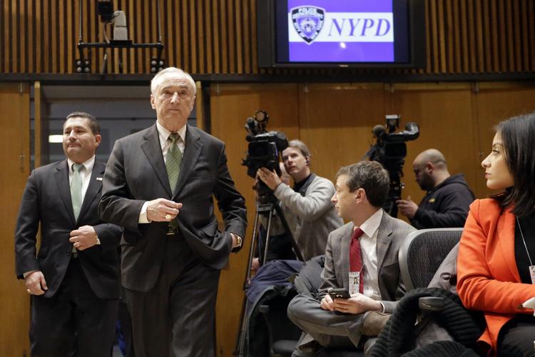 TERRORAFSLØRING. Politidirektør William 'Bill' Bratton ankommer sammen med FBI's lokale vicedirektør til et pressemøde i New York-politiets hovedkvarter efter anholdelserne af tre terrorsigtede. 