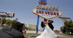 Ja. Mere end 120.000 mennesker bliver hvert år gift i Las Vegas. Og det kan ofte være i vældigt bizarre omgivelser. 
