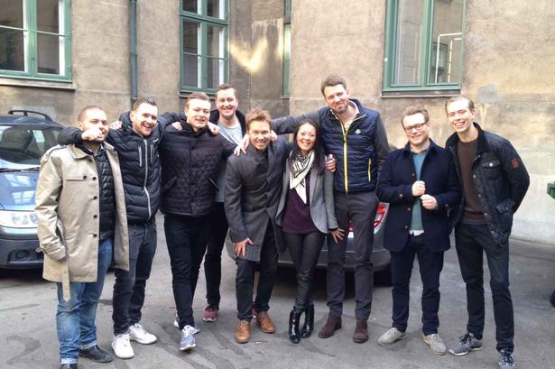 Teamwork.  Ejer Christian Aarø tilskriver hele holdet æren for de to michelinstjerner. Ni af dem, er samlet her. Foto: Stephen Haar 