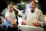 Michelin. Paul Cunningham, der driver Henne Kirkeby Kro syd for Ringkøbing Fjord i det vestligste Jylland, fortæller at de hen over de sidste to år har haft en del borde, der lugtede lidt af michelininspektører. 